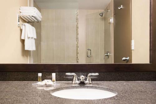 Koupelna v ubytování Days Inn by Wyndham Calgary Northwest