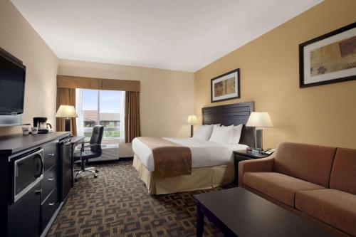 Days Inn & Suites by Wyndham Winnipeg Airport Manitoba Image