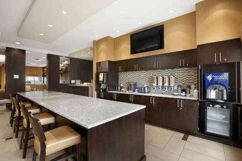 Кухня или мини-кухня в Days Inn & Suites by Wyndham Winnipeg Airport Manitoba
