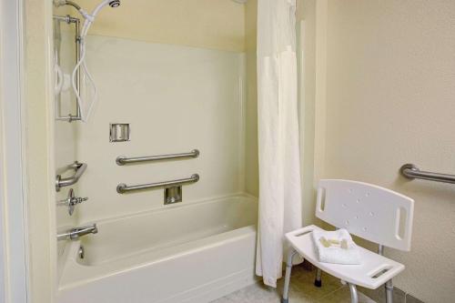 een badkamer met een bad en een douche bij Days Inn & Suites by Wyndham Hickory in Hickory