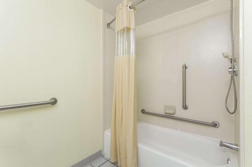 Ein Badezimmer in der Unterkunft Days Inn by Wyndham Marianna