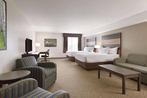 Ένα ή περισσότερα κρεβάτια σε δωμάτιο στο Days Inn & Suites by Wyndham Lindsay
