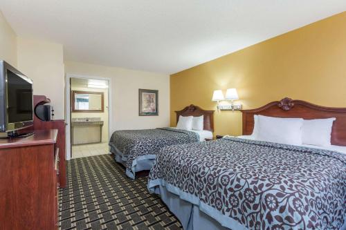 Days Inn & Suites by Wyndham Warner Robins Near Robins AFBにあるベッド