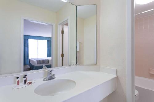Ένα μπάνιο στο Extended Stay America Suites - Bristol
