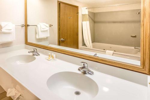 bagno con lavandino e grande specchio di Days Inn by Wyndham Tiffin a Tiffin