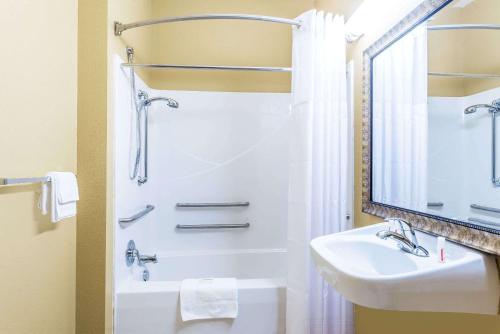 Days Inn & Suites by Wyndham El Dorado tesisinde bir banyo