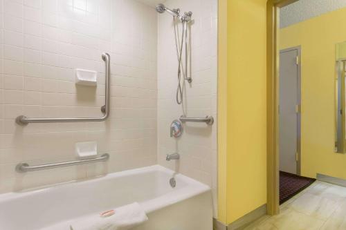 uma casa de banho com banheira e chuveiro em Days Inn by Wyndham Mocksville em Mocksville