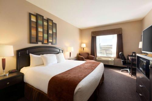 Телевизор и/или развлекательный центр в Days Inn by Wyndham Innisfail