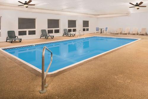 A piscina localizada em Days Inn by Wyndham Osage Beach Lake of the Ozarks ou nos arredores