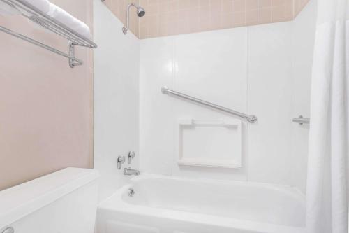 bagno bianco con lavandino e doccia di Days Inn by Wyndham Lavonia a Lavonia