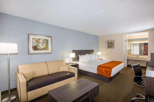 Gallery image of Days Inn & Suites by Wyndham Orlando Airport in Orlando