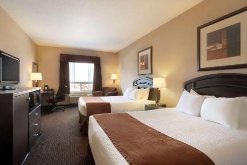 Кровать или кровати в номере Days Inn by Wyndham Innisfail