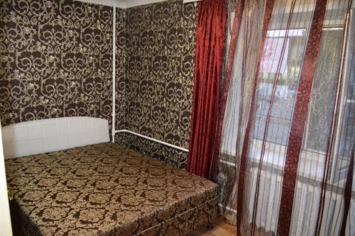 ザポリージャにあるApartment on Pervaya Liteynaya 27 Aの小さなベッドルーム(ベッド1台、窓付)