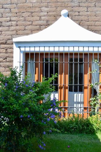 a gazebo on the side of a house at Casa Pixan in Malinalco