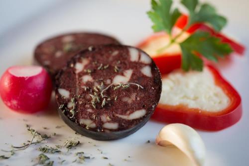 ein Schokoladendessert auf einem weißen Teller mit Früchten in der Unterkunft Vidra Park in Sicasău