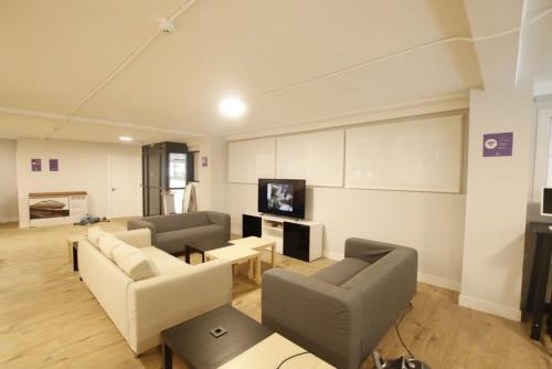 Bilbao Metropolitan Hostel by Bossh! Hotelsにあるテレビまたはエンターテインメントセンター