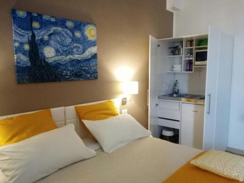 Säng eller sängar i ett rum på Le Suite dei Due Mari cucinino privato