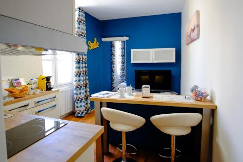 アヴィニョンにあるLa BONNETERIE - LES HALLES - HYPERCENTRE - AVIGNONSMILEの青い壁のキッチン、カウンター(スツール付)