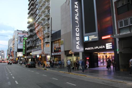 una calle concurrida con gente caminando por la acera en Calle Corrientes 1642 en Buenos Aires