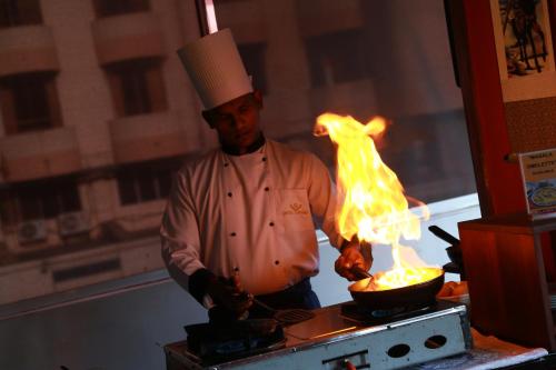 Oaspeți care stau la Hotel Sapphire