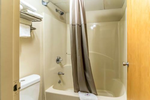 Koupelna v ubytování Motel 6-Kenly, NC