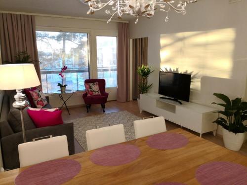 Μια τηλεόραση ή/και κέντρο ψυχαγωγίας στο Charming Pine View Apartment