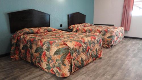 - une chambre d'hôtel avec 2 lits dans l'établissement Western Inn - Pensacola, à Pensacola