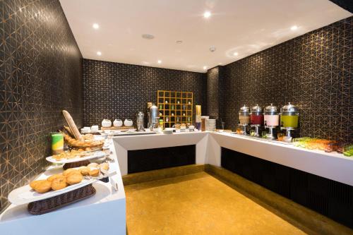 Mâncare la sau în apropiere de acest complex