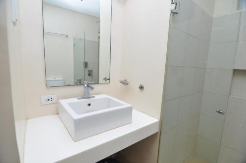 Ένα μπάνιο στο Miranda B 306 1BR at Pico de Loro by Raquel's Place
