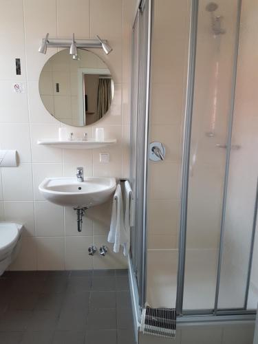 a bathroom with a sink and a shower at Ratskeller Nörten in Nörten-Hardenberg