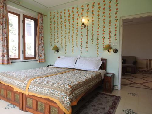 Un pat sau paturi într-o cameră la Om Niwas Suite Hotel