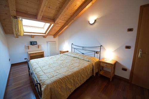 a bedroom with a bed and a skylight at Residence Villa Nicole in Arco