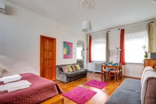 A bed or beds in a room at Apartment near the Heroes Square