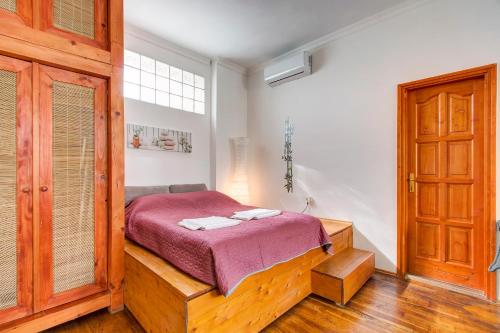 A bed or beds in a room at Apartment near the Heroes Square