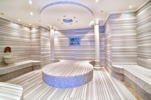 A bathroom at Amethyst Hotel