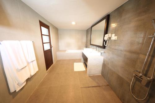 ベントータにあるJoe's Resort Bentotaのバスルーム(洗面台、鏡付)