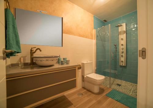 セビリアにあるTriana Boho Chic WiFiのバスルーム(洗面台、トイレ、シャワー付)