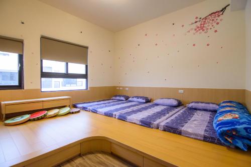 a bedroom with two beds in the middle of the room at Stay My Home in Magong