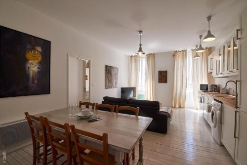 a kitchen and living room with a table and chairs at Bordeaux Village Blaye in Blaye