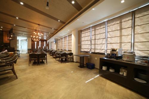 Restaurace v ubytování Native INN By Heda Hospitality