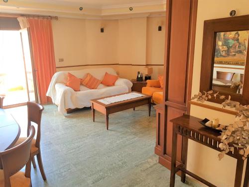 a living room with a couch and a table at Apartamentos Deluxe San Julian in Torrevieja