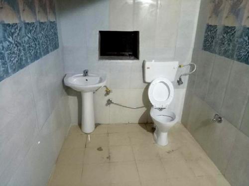 uma casa de banho com um WC e um lavatório em Nubra Leisure Camp em Leh
