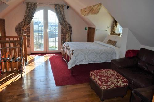 um quarto com uma cama e um sofá em Riverside Escape em Keswick
