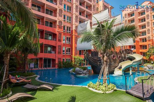 a large pool with a slide in a resort at Seven Seas Condo Resort by Jay Jay in Jomtien Beach