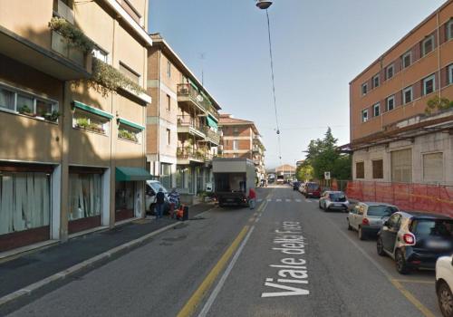 una strada cittadina con auto parcheggiate sul lato della strada di Gabrielli Rooms & Apartments - FIERA a Verona