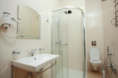 ein Bad mit einem Waschbecken, einer Dusche und einem WC in der Unterkunft Elysian hotel in Astana