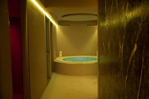 a bathroom with a jacuzzi tub in a room at Agriturismo Il Granaio Hotel & SPA in Modica