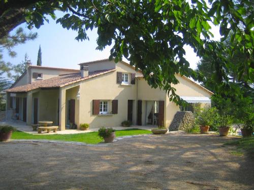 Una casa con una mesa de picnic delante de ella. en Attractive Holiday Home in C reste with Pool, en Céreste