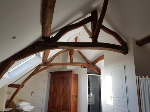 Cette chambre est dotée d'un plafond voûté et de poutres apparentes. dans l'établissement Maison de vacances La Haute Cormerie, à Le Thoureil