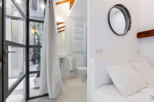 マドリードにあるDon Pedro Homeの白い部屋(ベッド1台、鏡付)